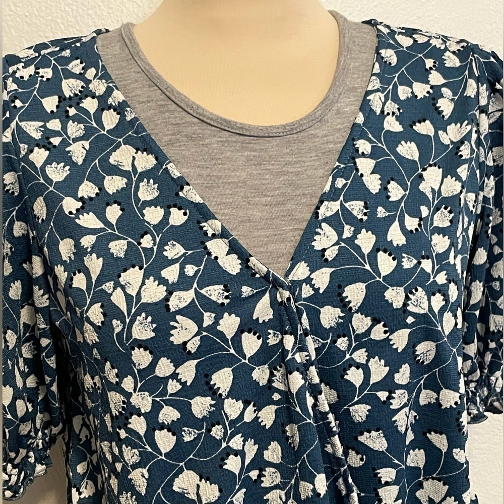 Melloday Blue and White Floral Top Size Small